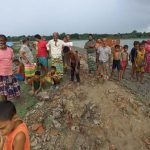 তালায় ভাঙ্গন ঠেকাতে গ্রামবাসির নিজেদের অর্থায়নে বেড়িবাঁধ নির্মাণ