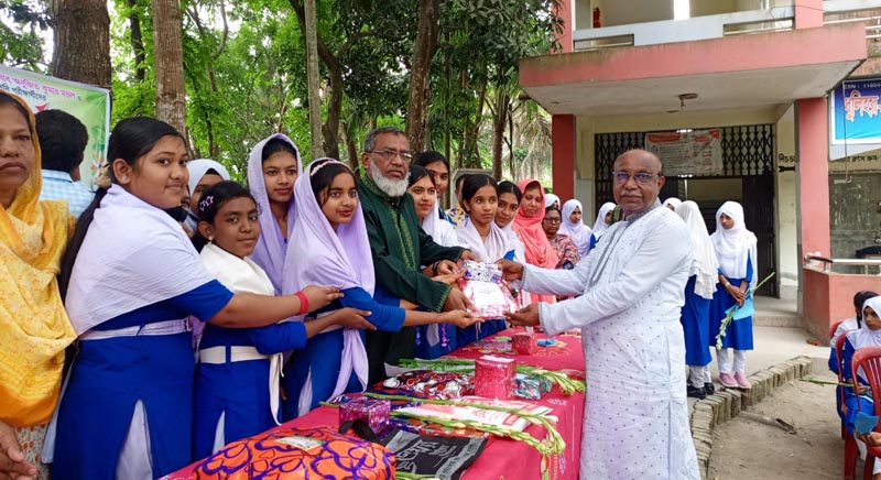 সাতাশ বছরের শিক্ষকতা জীবন থেকে অশ্রুসিক্ত নয়নে বিদায় নিলেন অনুজিত কুমার মন্ডল