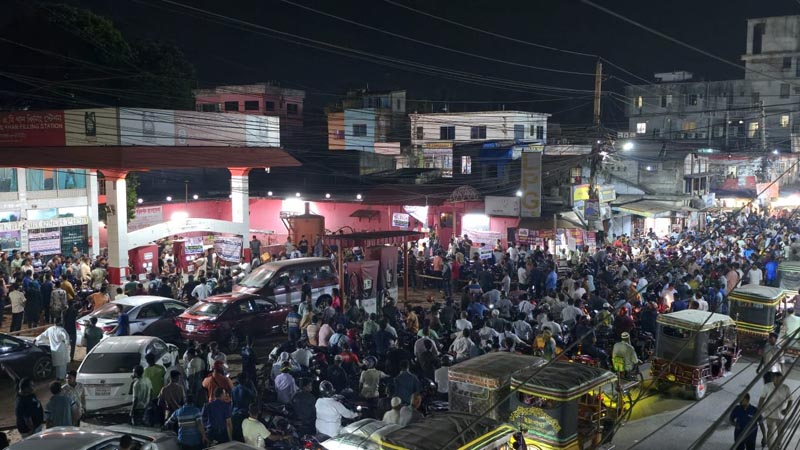জ্বালানি তেলের দীর্ঘ লাইনে ভোগান্তিতে সাতক্ষীরার মানুষ