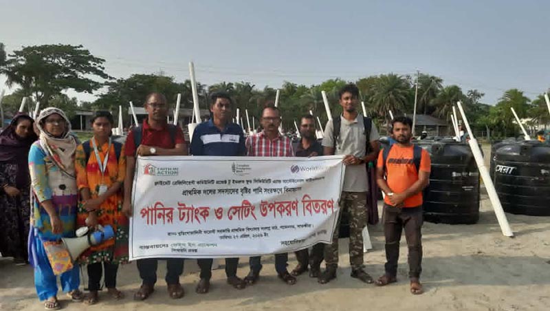 শ্যামনগরের গাবুরায় ফেইথ ইন এ্যাকশনের বিনামূল্যে ৬০টি পানির ট্যাংক ও সেটিং উপকরণ বিতরণ