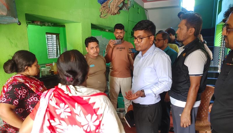 দেবহাটায় ভেজাল আইসক্রিম কারখানায় র‍্যাবের অভিযান, দুই প্রতিষ্ঠানকে ২ লাখ টাকা জরিমানা