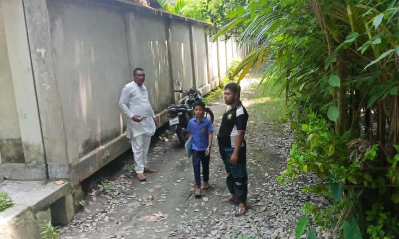 স্বাধীনতার ৫৫ বছরেও সংস্কার হয়নি ধুলিহরের এই রাস্তাটি