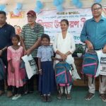 উপহারে হাসলো সাতক্ষীরার পিছিয়ে পড়া ক্ষুদে শিক্ষার্থীরা