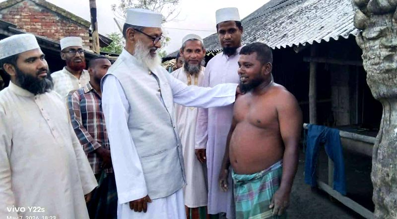 কালিগঞ্জে ঘূর্ণিঝড়ে বসতবাড়িসহ ক্ষতিগ্রস্থ পরিবারের পাশে দাঁড়ালেন এমপি হাফেজ রবিউল বাসার
