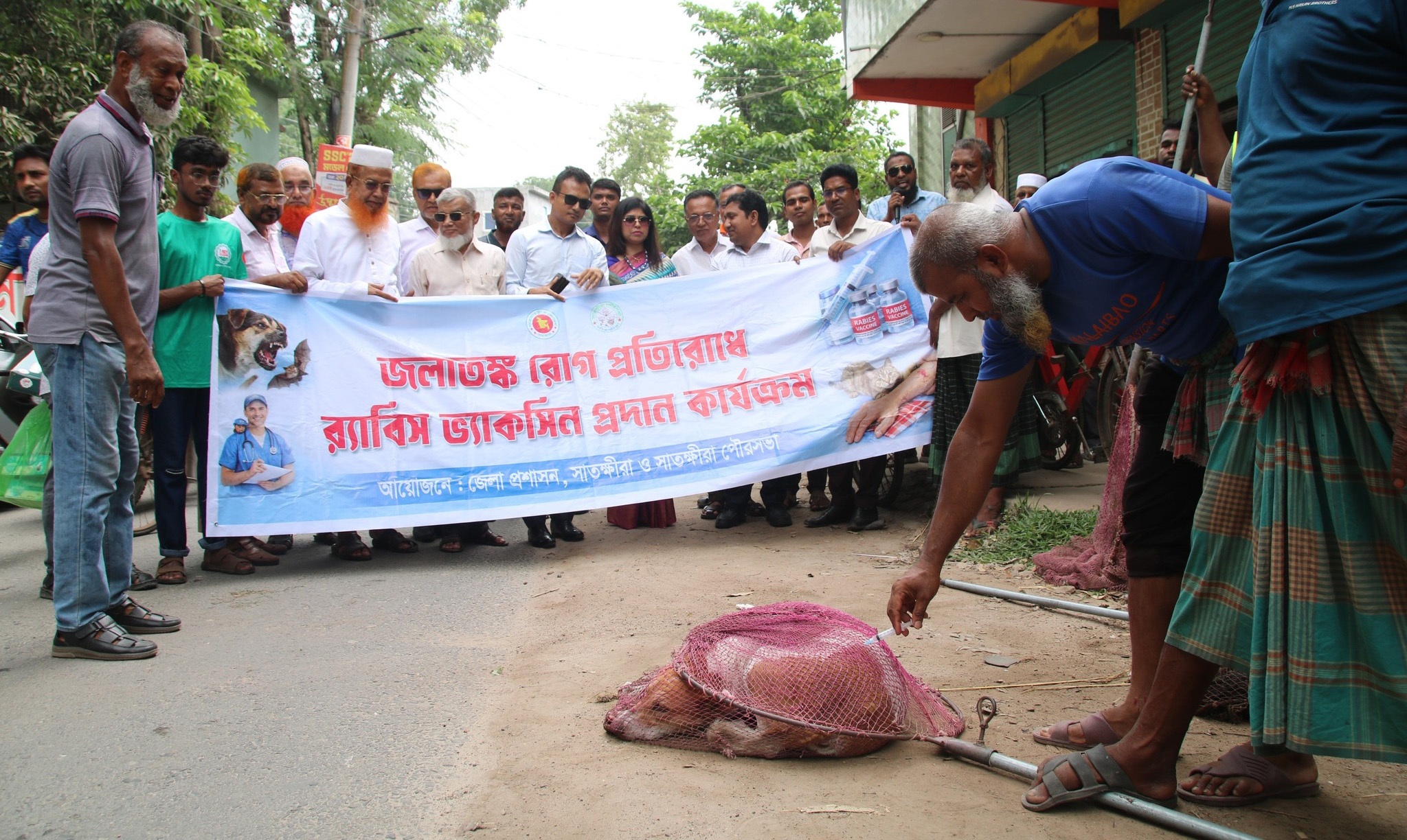 সাতক্ষীরায় ডেঙ্গু প্রতিরোধে পরিচ্ছন্নতা অভিযান, র‍্যাবিস ভ্যাকসিন প্রদান কর্মসূচি