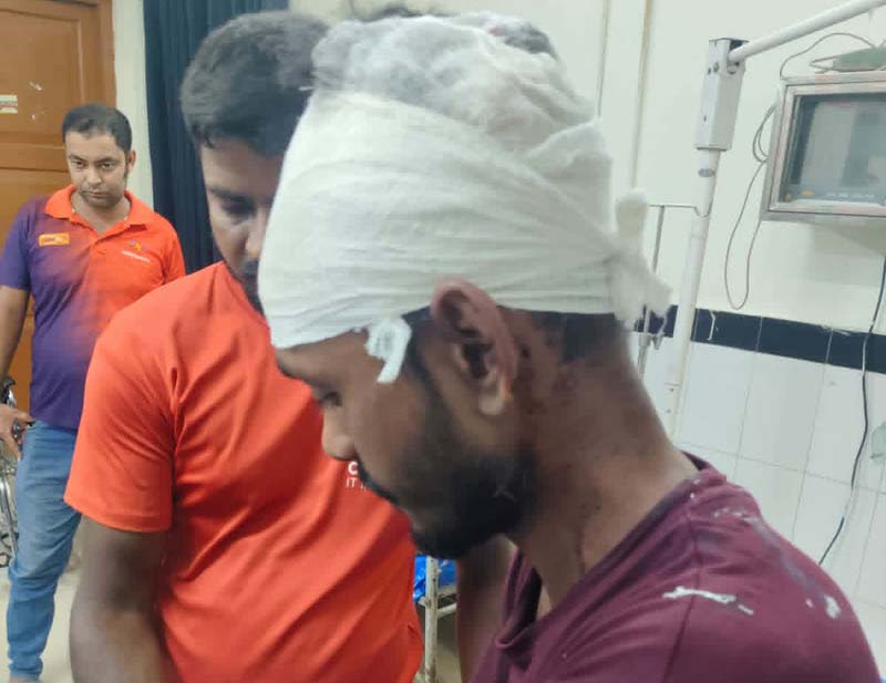 সাতক্ষীরার ছয়ঘরিয়ায় পূর্বশত্রুতার জেরে যুবকে কুপিয়ে ও পিটিয়ে আহাত করেছে প্রতিপক্ষ