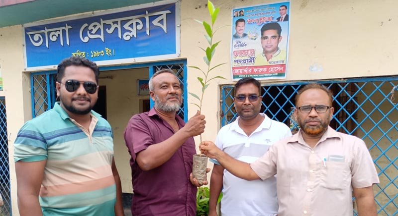 তালা প্রেসক্লাবের উদ্যোগে ফলজ ও বনজ চারা বিতরণ