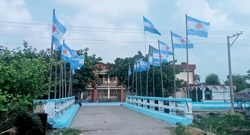 আর্জেন্টিনার পতাকার রঙে পুরো ব্রিজে রং করলেন মেসি ভক্তরা