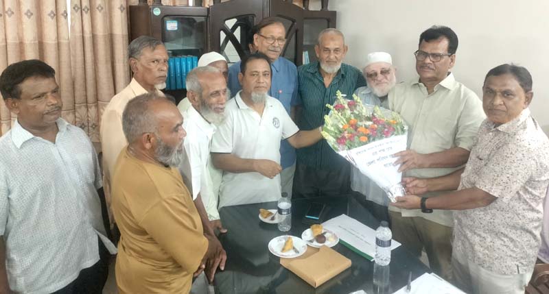 কর্মদিবসের সূচনালগ্নে ​নতুন জেলা পরিষদ প্রশাসক হাবিবকে বীর মুক্তিযোদ্ধাদের ফুলেল শুভেচ্ছা