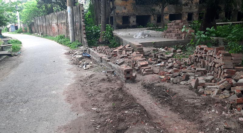 দক্ষিণ কামালনগরে সাতক্ষীরা পাউবো’র ঝুকিপূর্ণ প্রাচীর এখন জনগণের মরণ ফাঁদ
