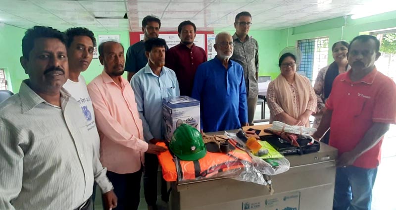 শ্যামনগরের গাবুরাতে দুর্যোগে আগাম সতর্কতা ও উদ্ধার অভিযানের জন্য সরঞ্জামাদি বিতরণ