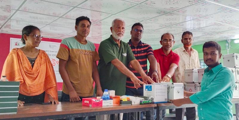 শ্যামনগরের গাবুরাতে প্রাথমিক স্বাস্থ্য সেবা নিশ্চিত করতে ১৫ জন স্বাস্থ্য স্বেচ্ছাসেবককে স্বাস্থ্য উপকরণ বিতরণ