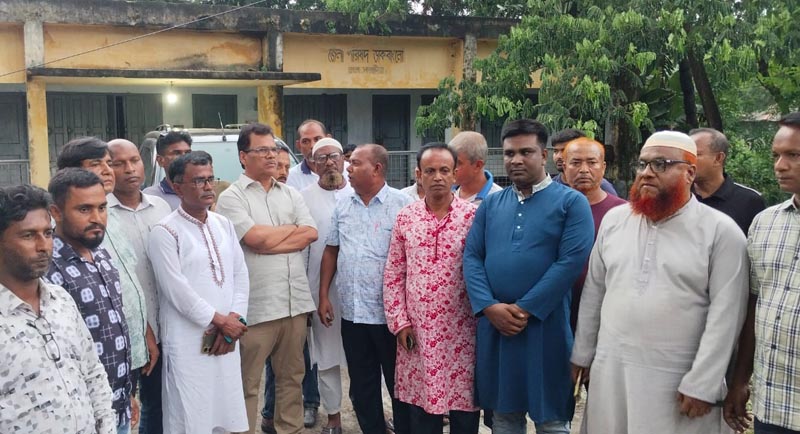 জরাজীর্ণ ডাকবাংলার স্থলে নতুন ভবন, তালা বাজার হবে আধুনিক পরিদর্শনে জেলা পরিষদ প্রশাসক হাবিব
