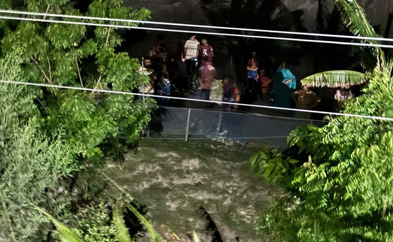 সাতক্ষীরায় ব্যবসায়ীর বাড়িতে গভীর রাতে সন্ত্রাসী হামলা, পুলিশ সুপারের হস্তক্ষেপ কামনা