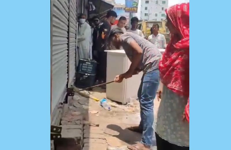 আদালতের নির্দেশ অমান্য করে খুলনারোড মোড়ে জোরপূর্বক তালা কেটে দোকান ঘর দখলের অভিযোগ