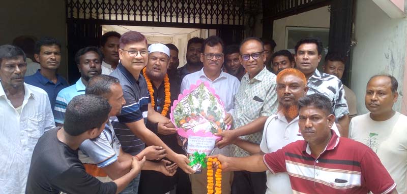 সাতক্ষীরা জেলা পরিষদ প্রশাসকের সঙ্গে ট্রাক শ্রমিক ইউনিয়নের শুভেচ্ছা বিনিময়