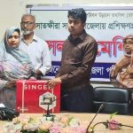 সাতক্ষীরায় প্রশিক্ষণপ্রাপ্ত ১৫ জন দরিদ্র নারীর মাঝে সেলাই মেশিন বিতরণ