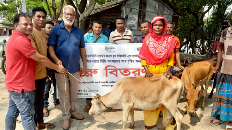 শ্যামনগরের গাবুরাতে পরিবারে আয় বৃদ্ধি করতে ১৪ জনকে গরু বিতরণ