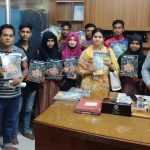 সাতক্ষীরা জেলা তথ্য অফিস থেকে  শিক্ষার্থীদের মাঝে “সচিত্র বাংলাদেশ ও নবারুণ” বিতরণ