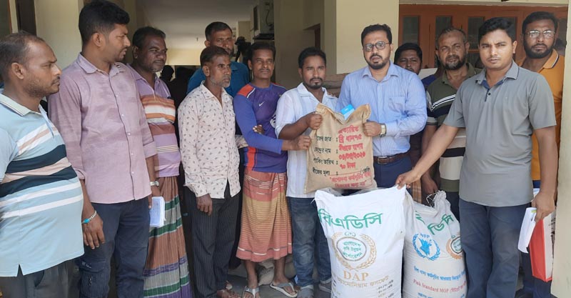 সাতক্ষীরায় কৃষকদের মাঝে কৃষি প্রণোদনা কর্মসূচির আওতায় বীজ ও সার বিতরণ