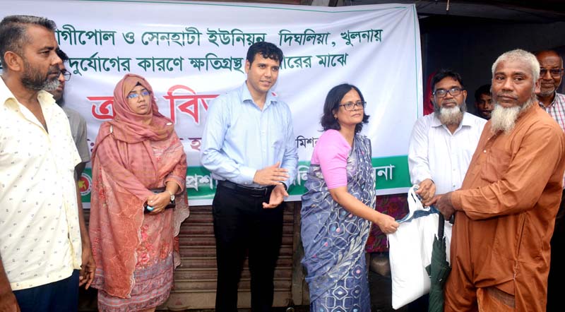 খুলনায় অতিবৃষ্টিতে ক্ষতিগ্রস্ত, দুস্থ ও অসহায় পরিবারের মাঝে খাদ্যসামগ্রী বিতরণ