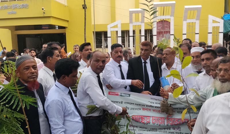 সাতক্ষীরায় জাতীয়তাবাদী আইনজীবী ফোরামের গাছের চারা বিতরণ কর্মসূচি