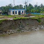 সাতক্ষীরায় বেতনা নদীর ভাঙনে হুমকির মুখে নবনির্মিত গোবিন্দপুর–মাটিয়াডাঙ্গা সেতু, উদ্বেগে এলাকাবাসী