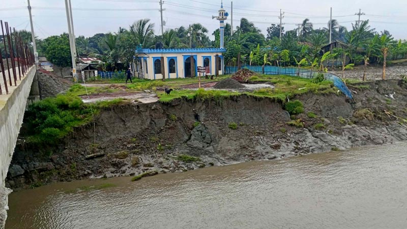 সাতক্ষীরায় বেতনা নদীর ভাঙনে হুমকির মুখে নবনির্মিত গোবিন্দপুর–মাটিয়াডাঙ্গা সেতু, উদ্বেগে এলাকাবাসী