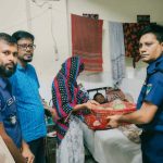 কালিগঞ্জ থানায় ককটেল বিষ্ফোরনে আহত শ্রমিক রফিকুলের পাশে দাঁড়ালেন ওসি শহিদুল ইসলাম