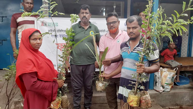 শ্যামনগরে প্রাথমিক দলের ১হাজার সদস্যকে ৩হাজার ফলজ বৃক্ষের চারা বিতরণ