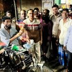 এক অসহায় ব্যক্তিকে মোটরচালিত ভ্যান উপহার দিলেন লাবসা ইউপি চেয়ারম্যান আব্দুল আলীম
