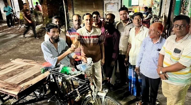 এক অসহায় ব্যক্তিকে মোটরচালিত ভ্যান উপহার দিলেন লাবসা ইউপি চেয়ারম্যান আব্দুল আলীম