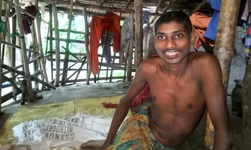 ঝুপড়ি ঘরে চরম মানবিক সংকটে শারীরিক ও বাক প্রতিবন্ধী আবুবকর সিদ্দিক ও তার বৃদ্ধা নানি সোনাভান বিবি