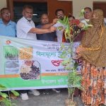 গাছের চারা হাতে সবুজ ভবিষ্যতের স্বপ্ন কৃষকের চোখে
