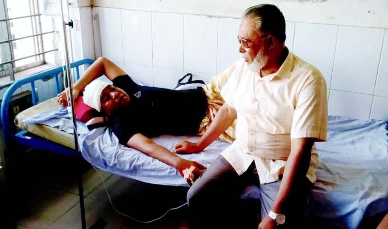সন্ত্রাসী হামলায় আহত ছাত্রদল নেতা বাপ্পিকে সামেক হাসপাতালে দেখতে গেলেন আব্দুর রউফ