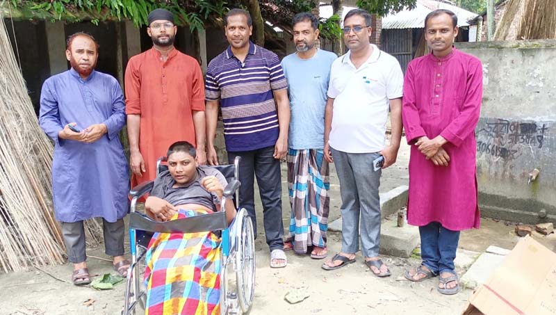 তালায় প্রতিবন্ধী শিশুকে হুইলচেয়ার উপহার দিল সাপোর্ট হিউম্যানিটি ফাউন্ডেশন