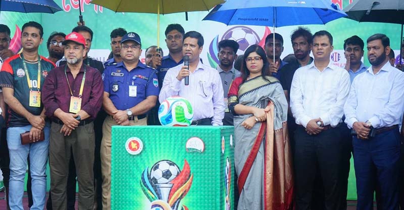 সাতক্ষীরায় জেলা প্রশাসক কাপ ফুটবল টুর্নামেন্ট উদ্বোধন করলেন বিভাগীয় কমিশনার