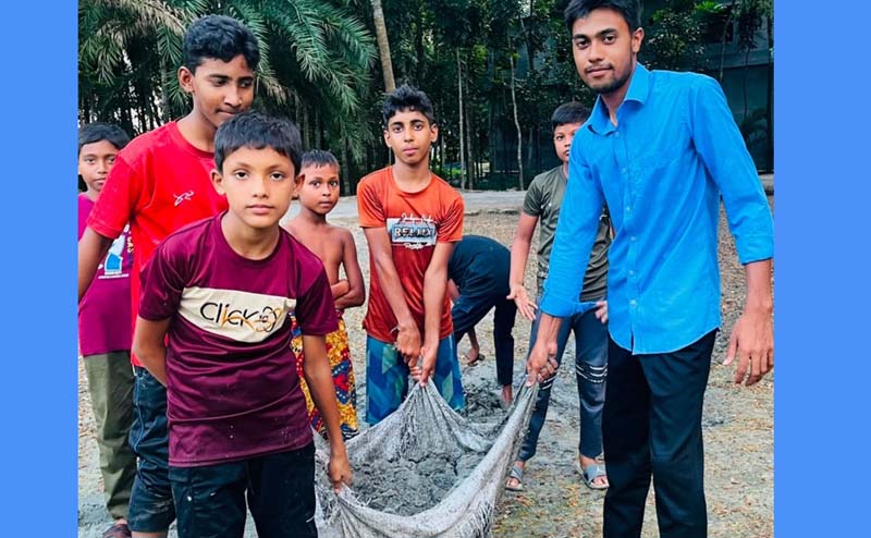 কাথন্ডায় শিশু-কিশোর ও যুবকদের উদ্যোগে সংস্কার হচ্ছে জরাজীর্ণ ফুটবল মাঠ