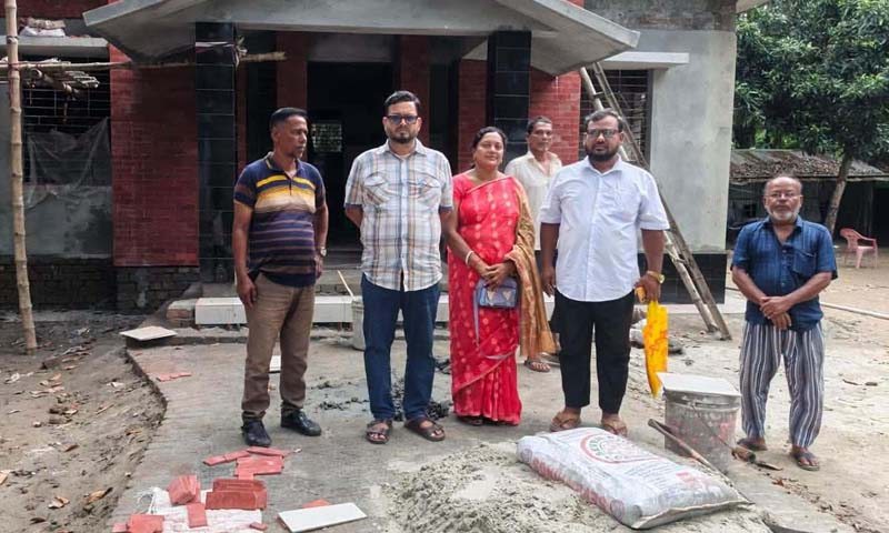 হাজরাকাটি মডেল কমিউনিটি ক্লিনিকের নতুন ভবন নির্মাণ কাজ পরিদর্শন করলেন ইউপি চেয়ারম্যান প্রণব ঘোষ
