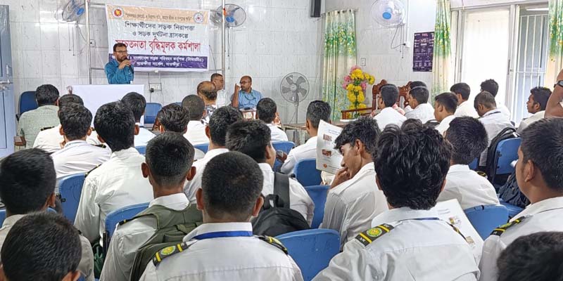 সড়কে চলাচলে সচেতনতা বৃদ্ধির লক্ষ্যে সাতক্ষীরা সরকারি উচ্চ বিদ্যালয়ে কর্মশালা