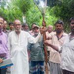 দরবাস্তিয়ায় গ্রামবাসীদের মধ্যে গাছের চারা বিতরণ করলেন ডা: আ: রাজ্জাক