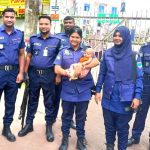 সাতক্ষীরায় নিয়োগ পরীক্ষার্থীর শিশুর দায়িত্ব নিয়ে প্রশংসায় ভাসছেন পুলিশ সদস্য শিল্পী
