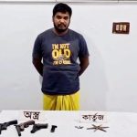 সাতক্ষীরার ভোমরা সীমান্ত থেকে ৩টি অস্ত্র ১১ রাউন্ড গুলিসহ ১ চোরাকারবারিকে আটক করেছে র‌্যাব