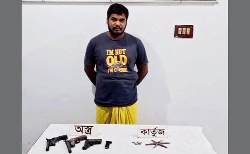 সাতক্ষীরার ভোমরা সীমান্ত থেকে ৩টি অস্ত্র ১১ রাউন্ড গুলিসহ ১ চোরাকারবারিকে আটক করেছে র‌্যাব