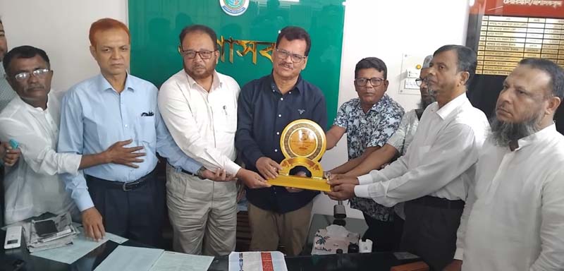 জেলা পরিষদের প্রশাসক হাবিবুল ইসলাম এর সাথে বাকশিস নবনির্বাচিত নেতৃবৃন্দের সৌজন্য সাক্ষাৎ