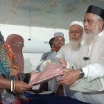 তালায় দুর্গাপূজা উপলক্ষে শাড়ি ও নগদ অর্থ বিতরণ