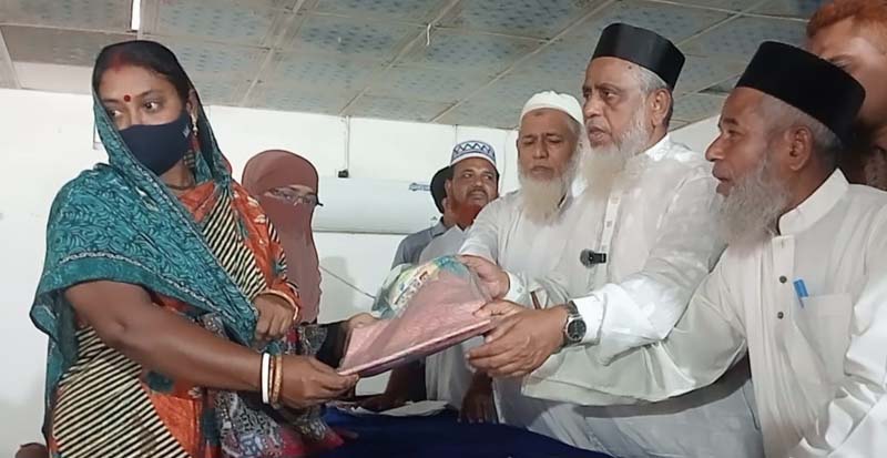 তালায় দুর্গাপূজা উপলক্ষে শাড়ি ও নগদ অর্থ বিতরণ