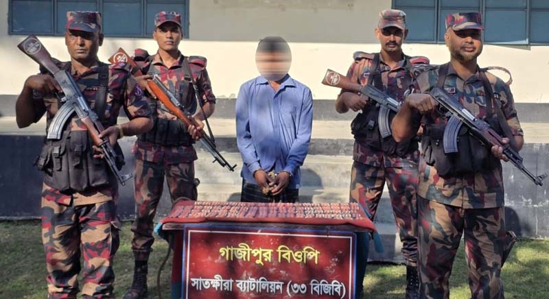 সাতক্ষীরায় বিপুল পরিমান মাদক ও চোরাচালানি পণ্যসহ আটক ১