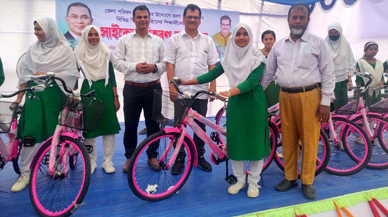 তালায় মেধাবী শিক্ষার্থীদের মাঝে ৮০টি সাইকেল বিতরণ করলেন প্রশাসক হাবিব