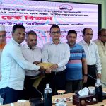 সাতক্ষীরায় সাংবাদিক কল্যাণ ট্রাস্টের চেক বিতরণ